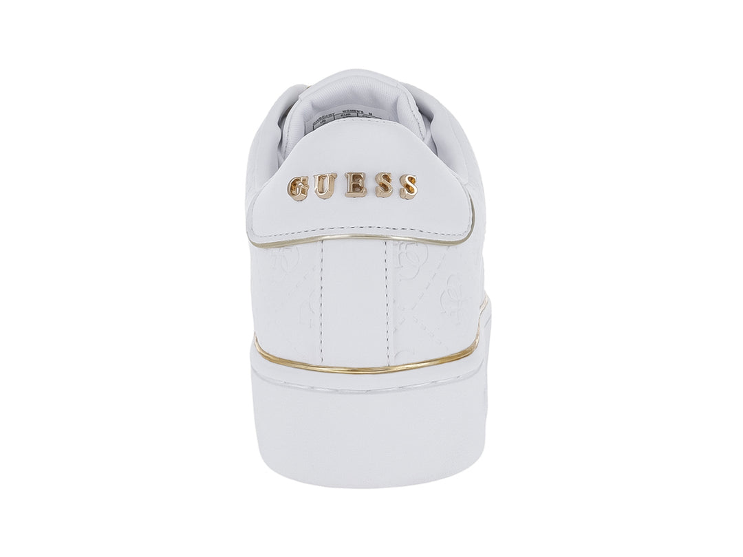 Tenis Guess color blanco con detalles en dorado y monograma grabado en el cuerpo del zapato.