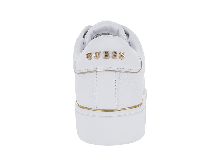 Tenis Guess color blanco con detalles en dorado y monograma grabado en el cuerpo del zapato.