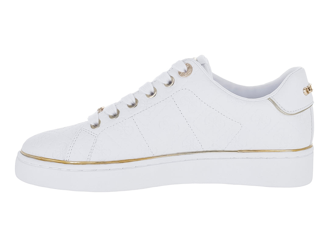 Tenis Guess color blanco con detalles en dorado y monograma grabado en el cuerpo del zapato.