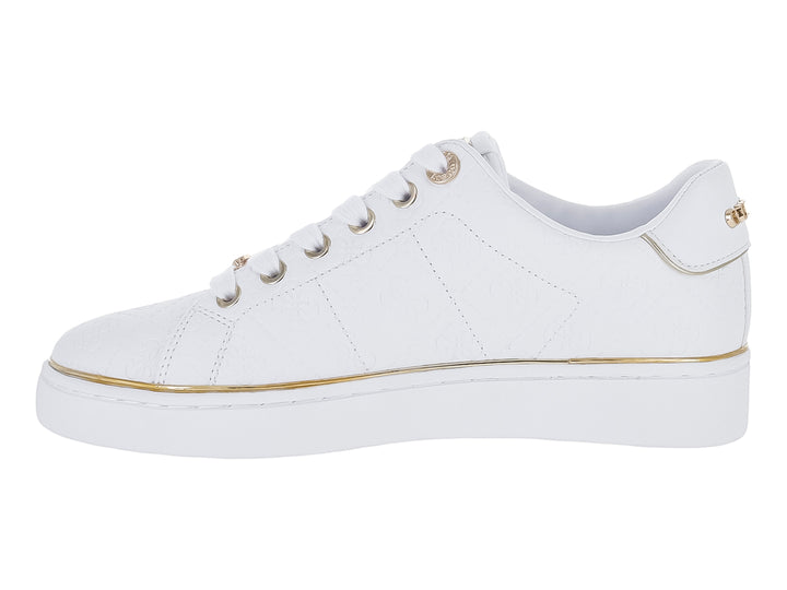 Tenis Guess color blanco con detalles en dorado y monograma grabado en el cuerpo del zapato.