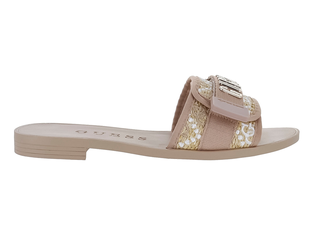 Sandalia plana GUESS color beige natural con correa ancha tejida y hebilla metálica decorativa.