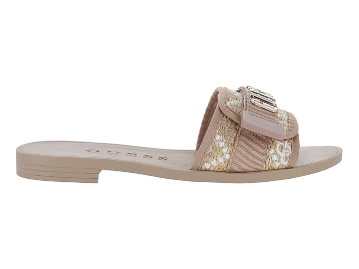 Sandalia plana GUESS color beige natural con correa ancha tejida y hebilla metálica decorativa.