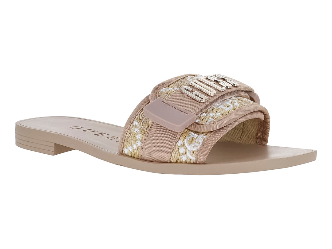 Sandalia plana GUESS color beige natural con correa ancha tejida y hebilla metálica decorativa.