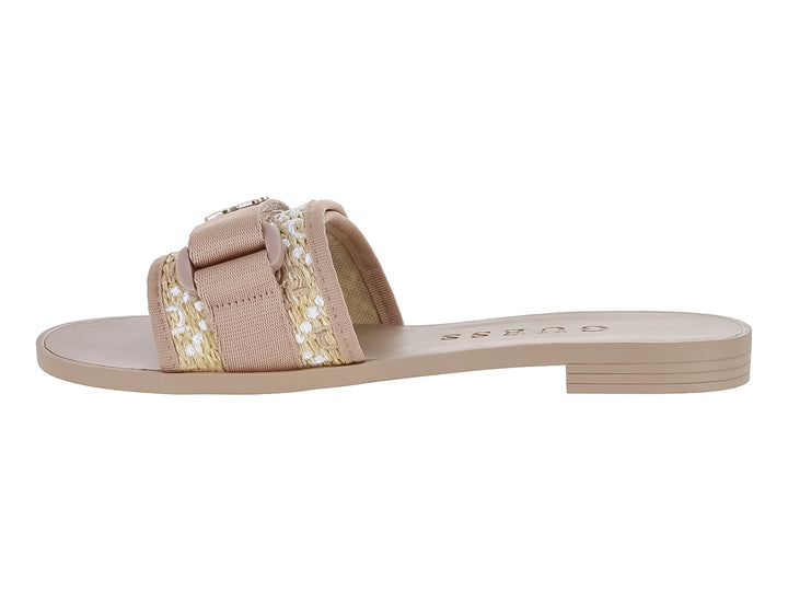 Sandalia plana GUESS color beige natural con correa ancha tejida y hebilla metálica decorativa.