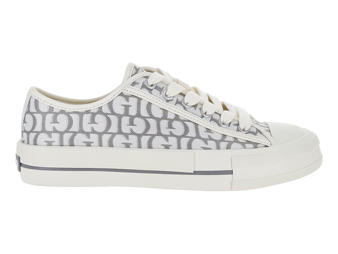 Tenis casuales Guess color gris y blanco con estampado de monograma y suela blanca.