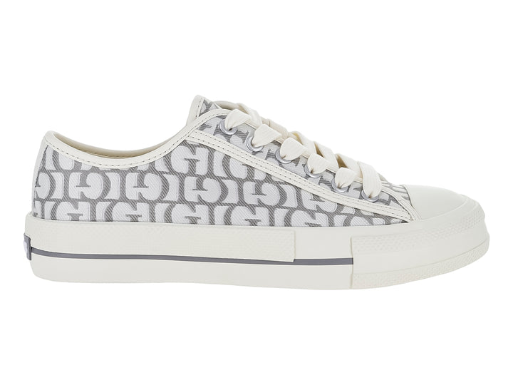Tenis casuales Guess color gris y blanco con estampado de monograma y suela blanca.