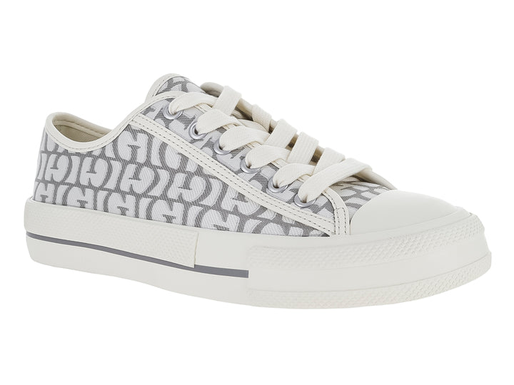 Tenis casuales Guess color gris y blanco con estampado de monograma y suela blanca.