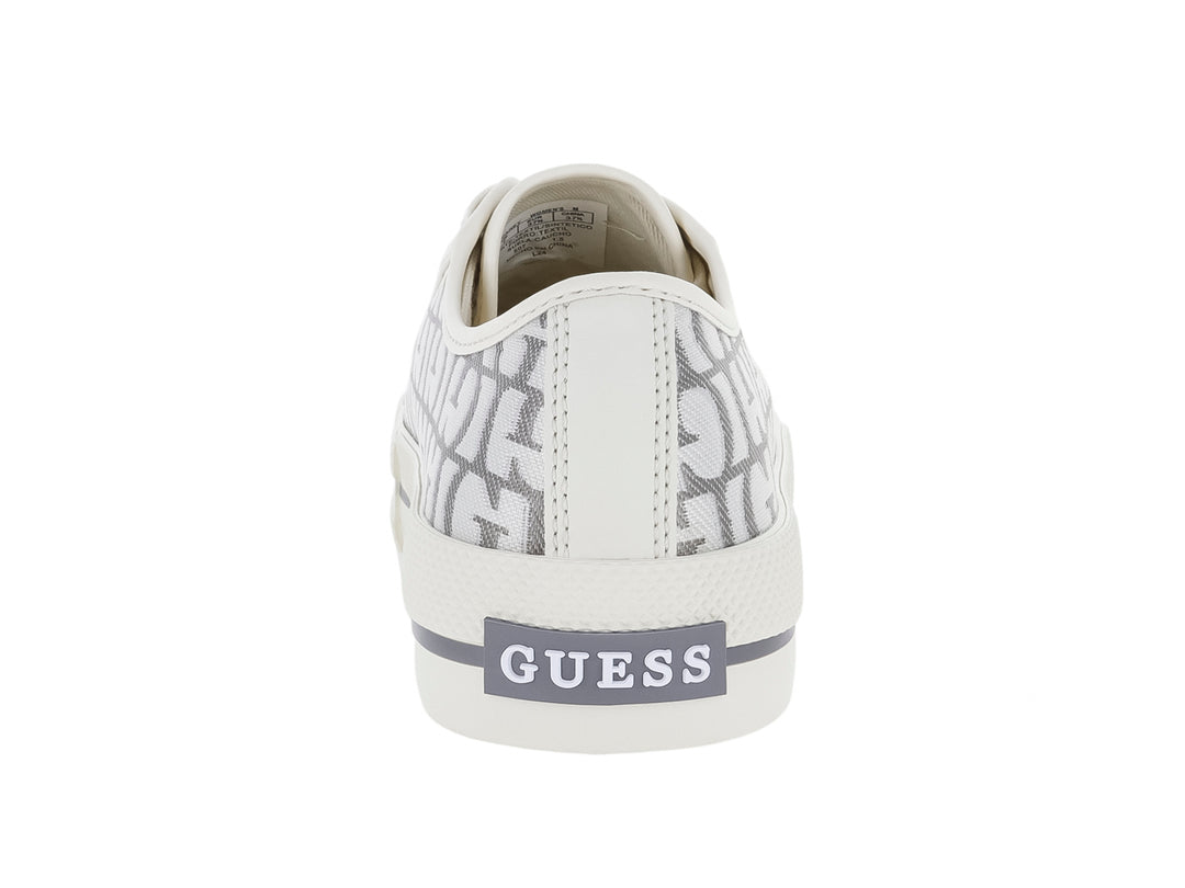 Tenis casuales Guess color gris y blanco con estampado de monograma y suela blanca.
