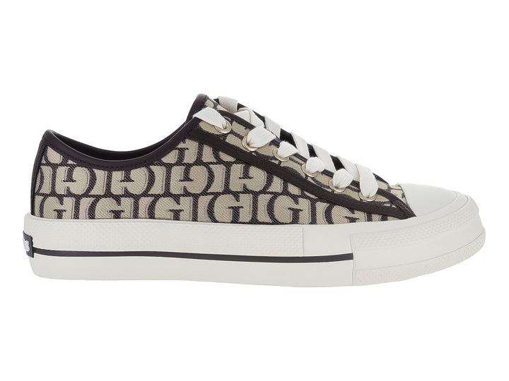 Tenis casuales Guess con estampado de monograma en tonos café y beige con suela blanca.