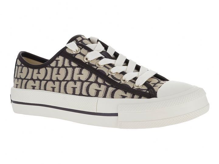 Tenis casuales Guess con estampado de monograma en tonos café y beige con suela blanca.