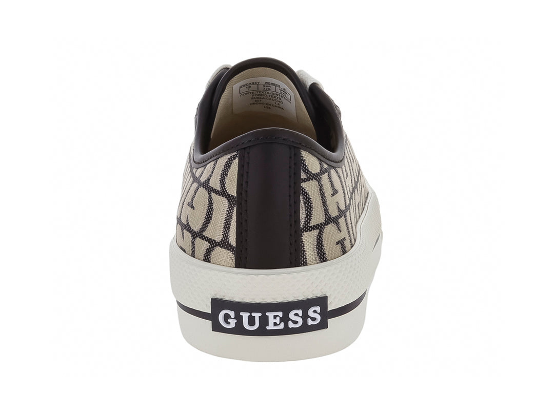 Tenis casuales Guess con estampado de monograma en tonos café y beige con suela blanca.