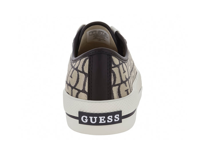 Tenis casuales Guess con estampado de monograma en tonos café y beige con suela blanca.