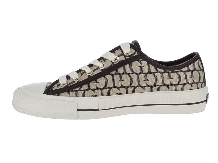 Tenis casuales Guess con estampado de monograma en tonos café y beige con suela blanca.