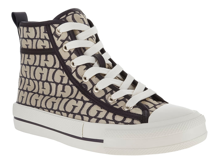 Tenis de bota Guess con estampado de logos en marrón y beige con suela blanca.