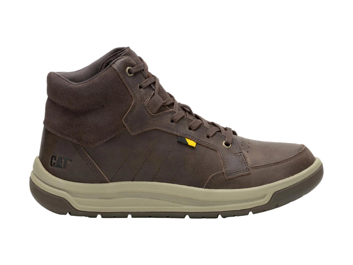 Bota Caterpillar color chocolate de cuero con suela beige y cierre de cordones.