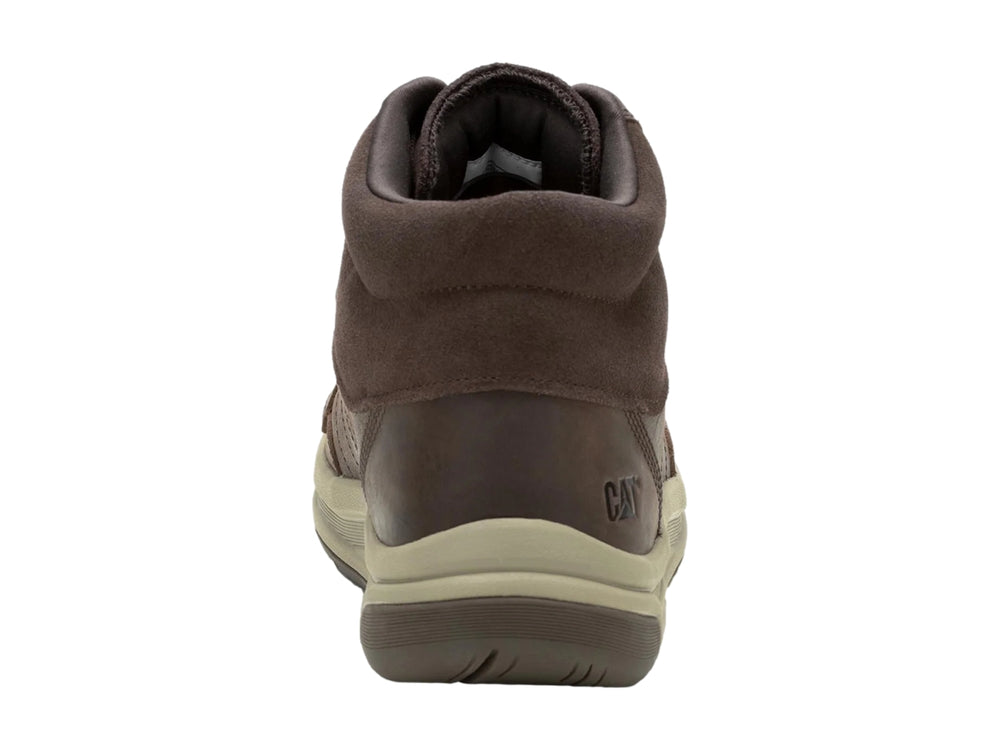 Bota Caterpillar color chocolate de cuero con suela beige y cierre de cordones.