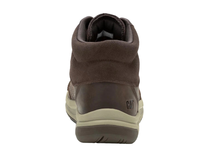 Bota Caterpillar color chocolate de cuero con suela beige y cierre de cordones.