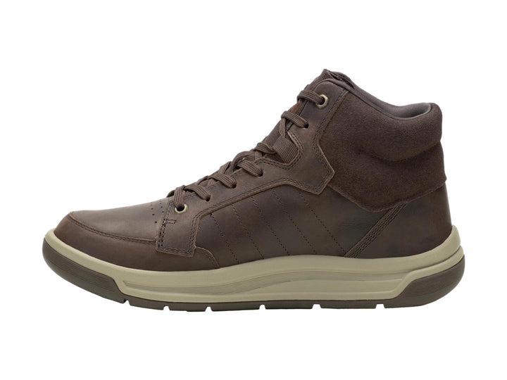 Bota Caterpillar color chocolate de cuero con suela beige y cierre de cordones.