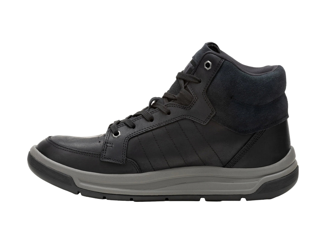 Bota Caterpillar negra con suela gris y detalle amarillo, diseño industrial y casual.