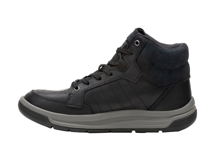 Bota Caterpillar negra con suela gris y detalle amarillo, diseño industrial y casual.