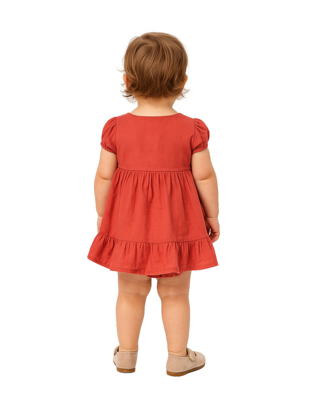 Niña pequeña vistiendo un vestido rojo de botones con manga corta y zapatos color beige.