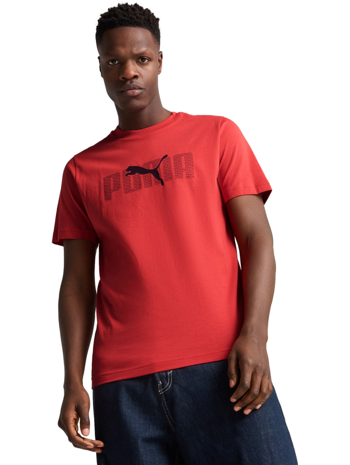 Hombre vistiendo una camiseta PUMA de color rojo fuego con logotipo negro en el pecho.