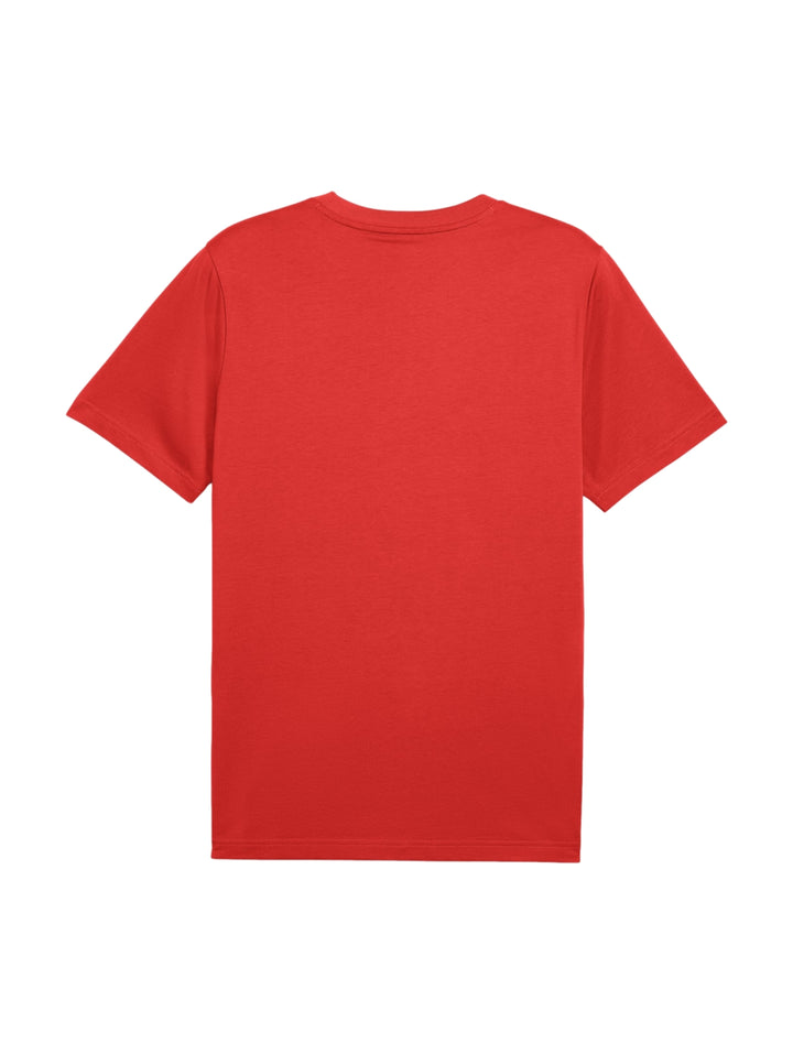 Hombre vistiendo una camiseta PUMA de color rojo fuego con logotipo negro en el pecho.