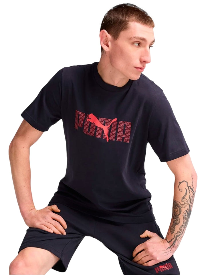 Hombre vistiendo camiseta PUMA color azul marino con logotipo rojo en el pecho.