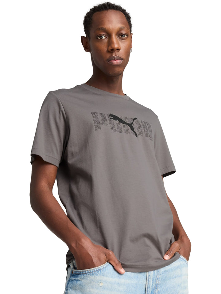 Hombre vistiendo una camiseta PUMA de color gris oscuro con logotipo en el pecho.