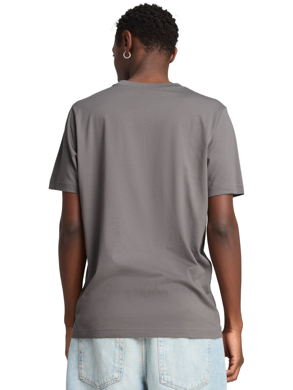 Hombre vistiendo una camiseta PUMA de color gris oscuro con logotipo en el pecho.