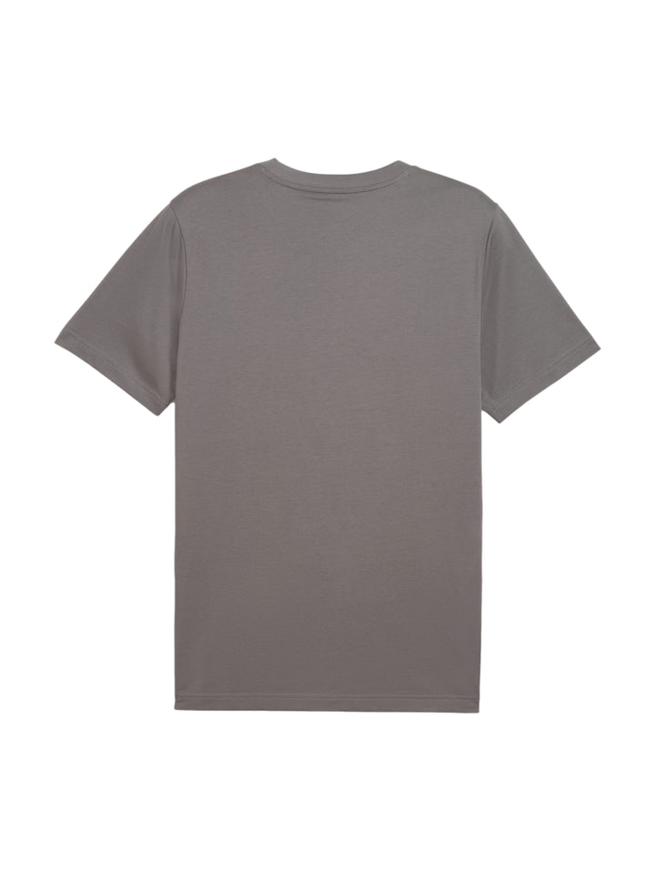 Hombre vistiendo una camiseta PUMA de color gris oscuro con logotipo en el pecho.