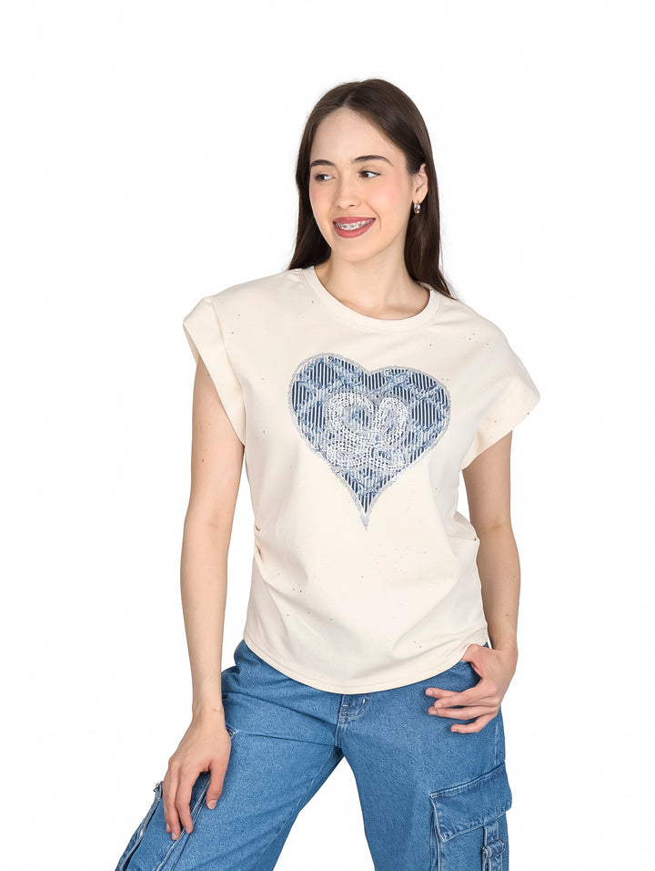 Blusa beige de manga corta para mujer con un diseño de corazón azul en el pecho.