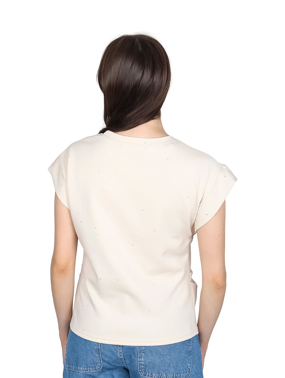 Blusa beige de manga corta para mujer con un diseño de corazón azul en el pecho.