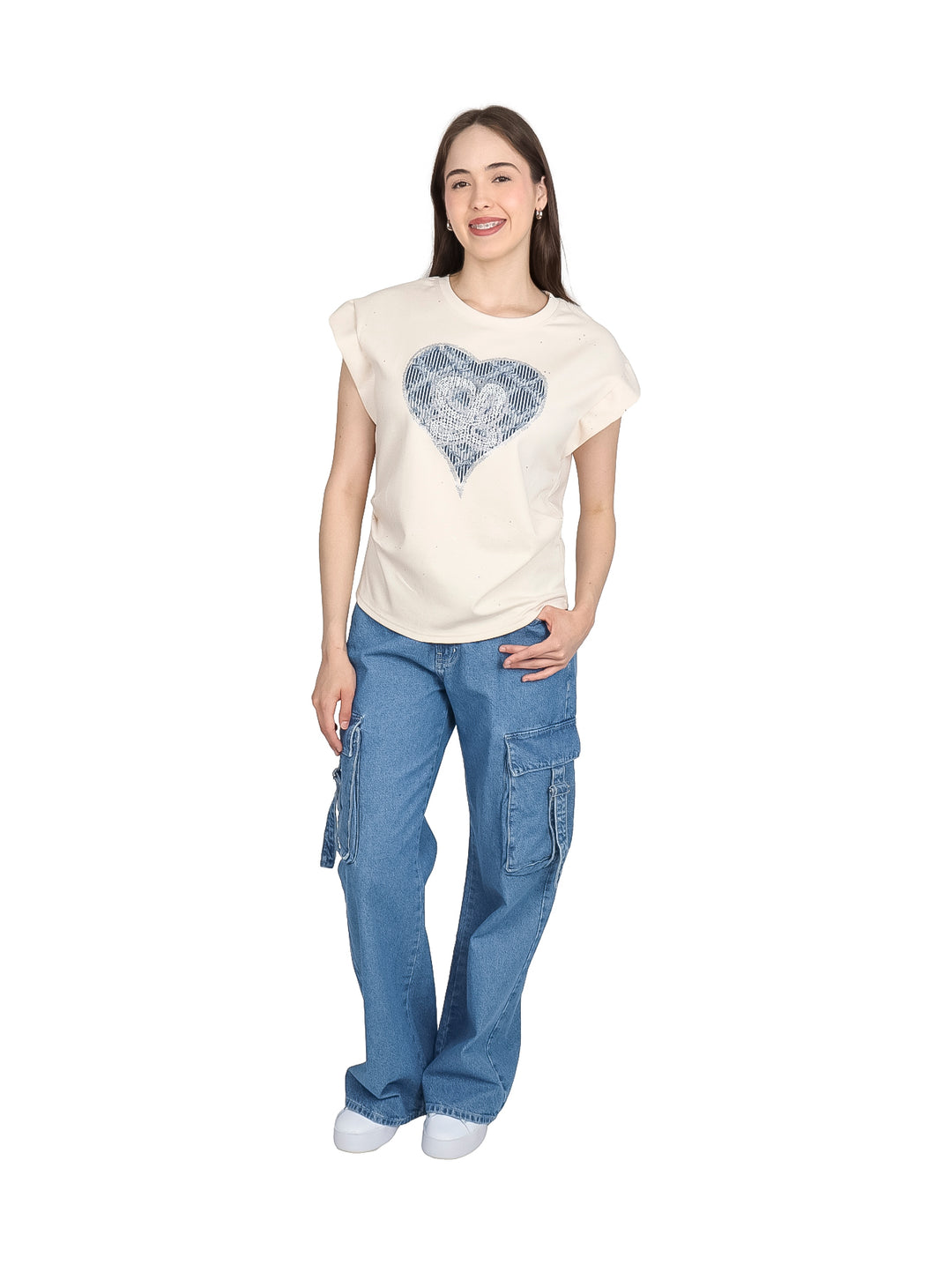 Blusa beige de manga corta para mujer con un diseño de corazón azul en el pecho.