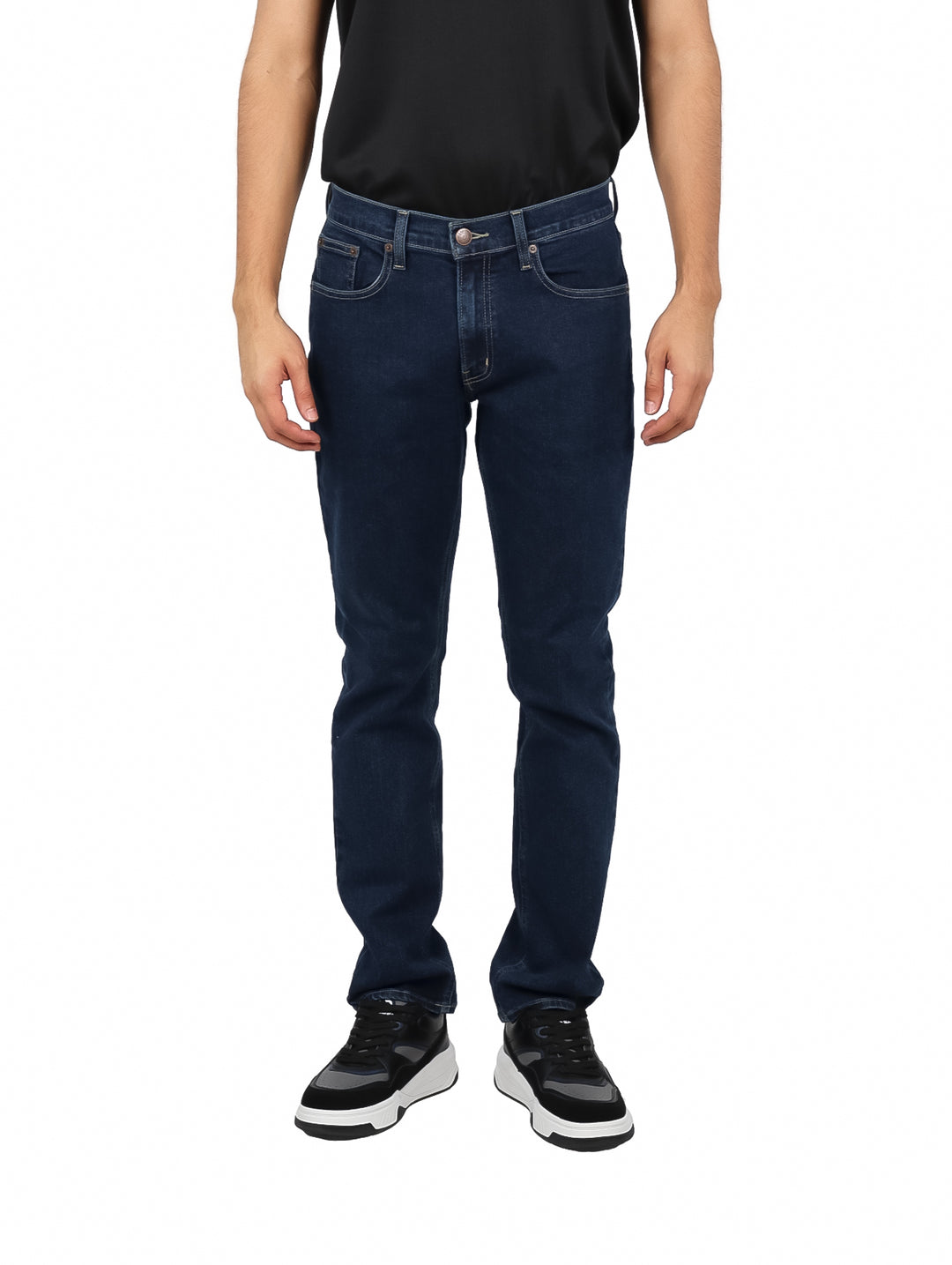 Hombre vistiendo jeans azul oscuro de corte recto sobre fondo blanco.