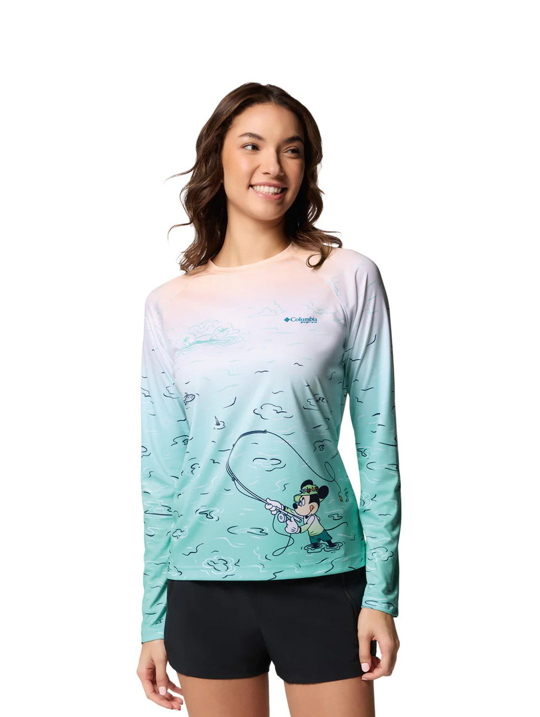 Blusa deportiva Columbia para mujer con degradado blanco a verde agua y estampado de Mickey Mouse pescando.