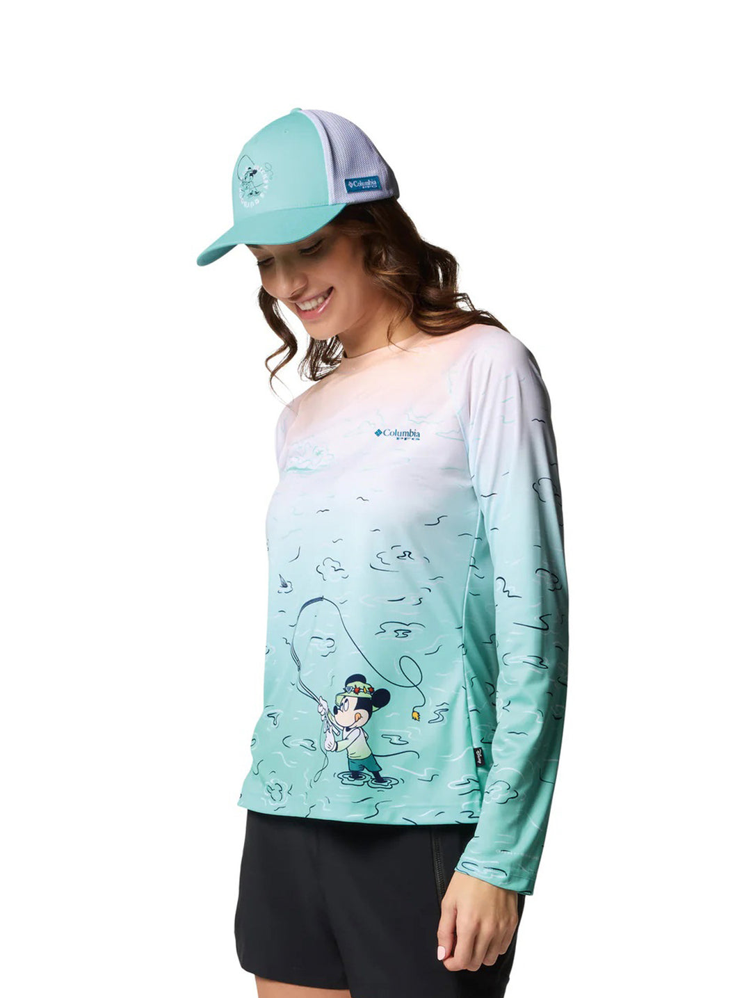 Blusa deportiva Columbia para mujer con degradado blanco a verde agua y estampado de Mickey Mouse pescando.