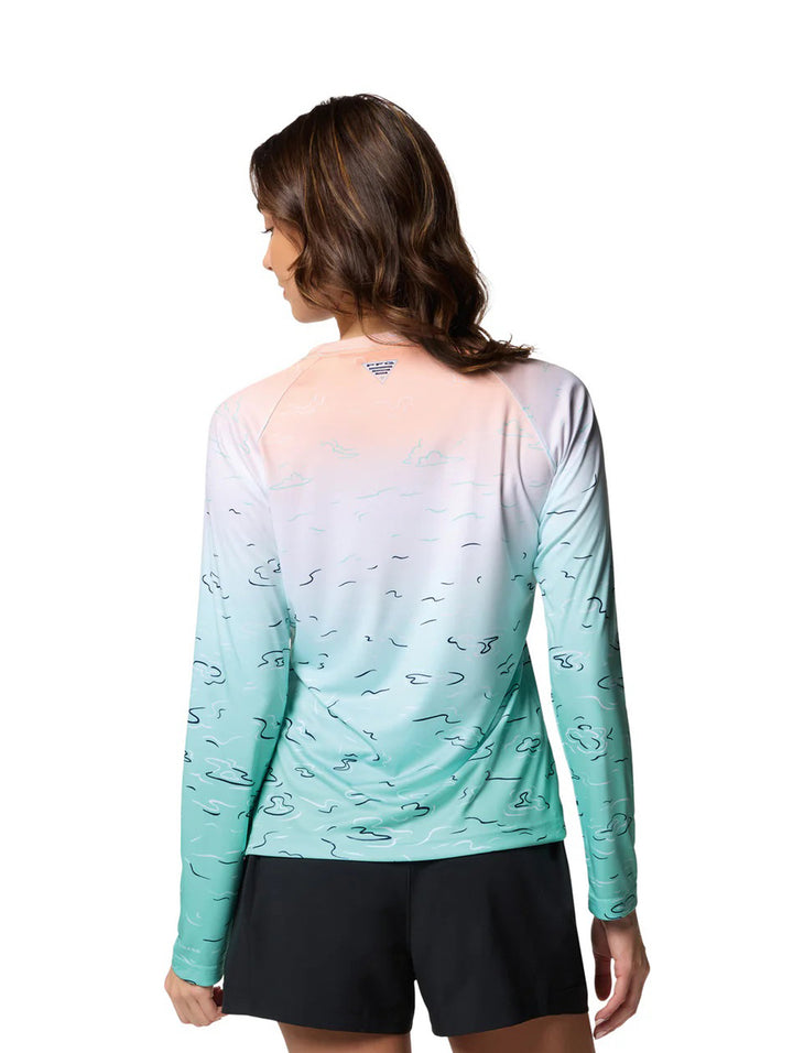 Blusa deportiva Columbia para mujer con degradado blanco a verde agua y estampado de Mickey Mouse pescando.