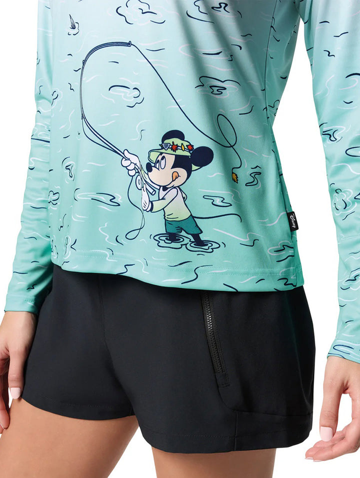 Blusa deportiva Columbia para mujer con degradado blanco a verde agua y estampado de Mickey Mouse pescando.