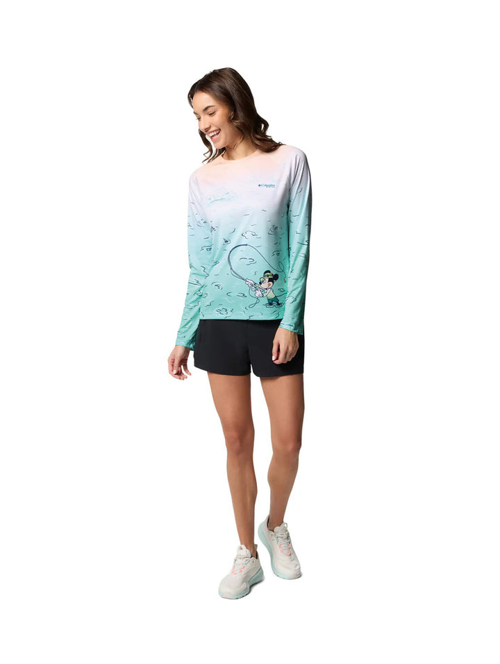 Blusa deportiva Columbia para mujer con degradado blanco a verde agua y estampado de Mickey Mouse pescando.