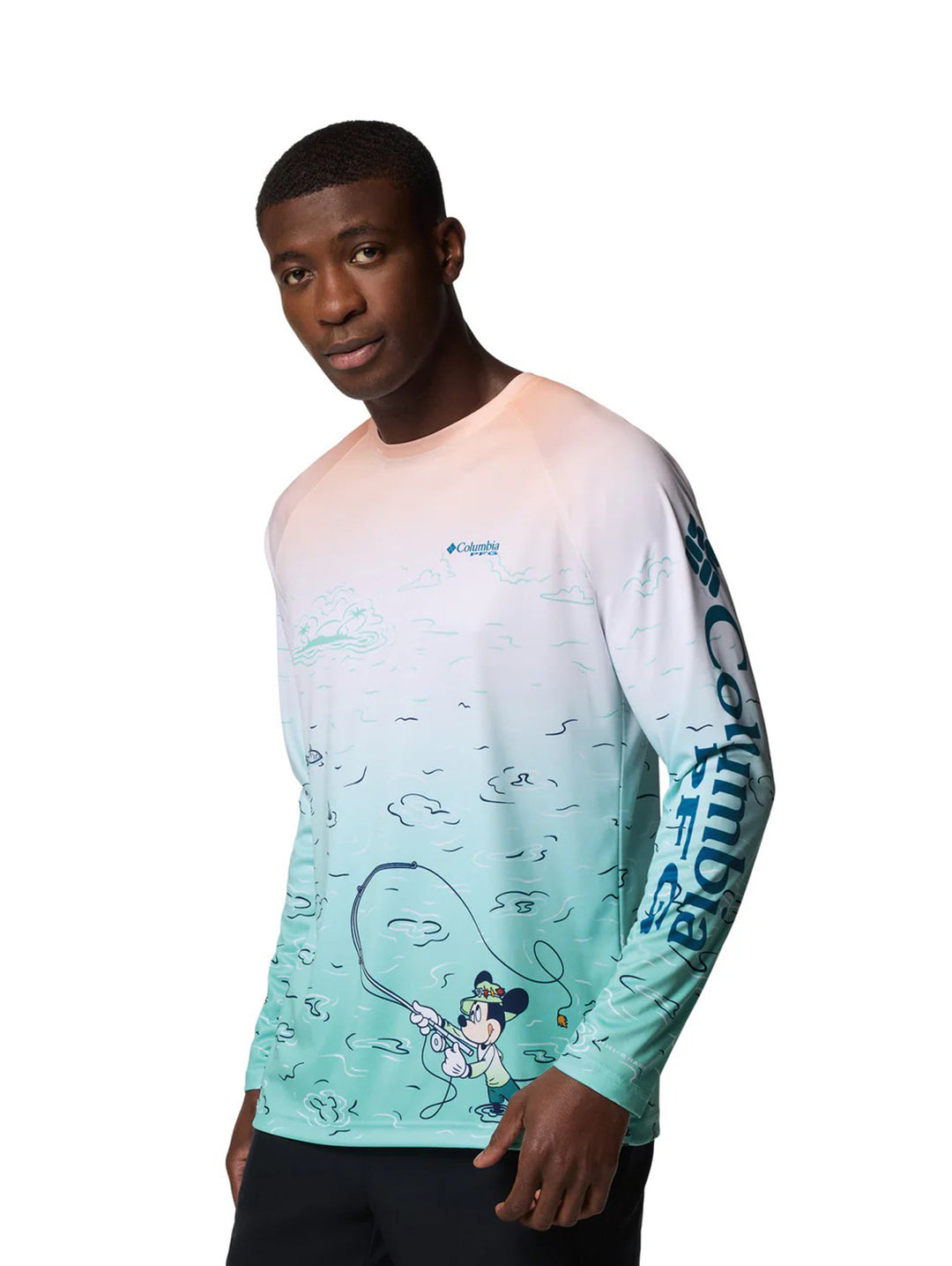 Playera Columbia para hombre de manga larga con degradado blanco a turquesa y dibujo de Mickey Mouse pescando.