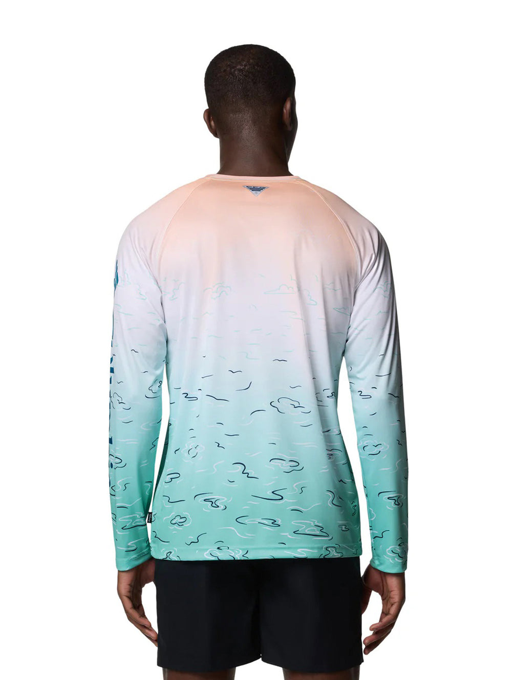 Playera Columbia para hombre de manga larga con degradado blanco a turquesa y dibujo de Mickey Mouse pescando.