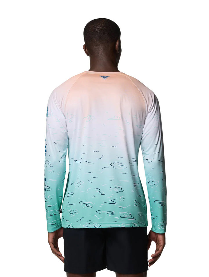 Playera Columbia para hombre de manga larga con degradado blanco a turquesa y dibujo de Mickey Mouse pescando.