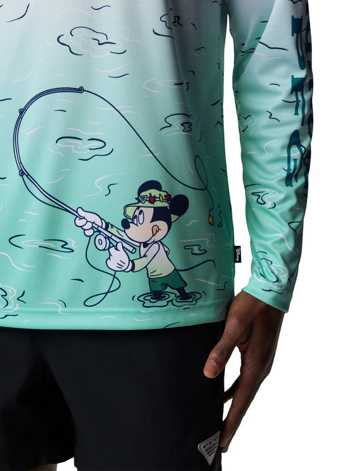 Playera Columbia para hombre de manga larga con degradado blanco a turquesa y dibujo de Mickey Mouse pescando.
