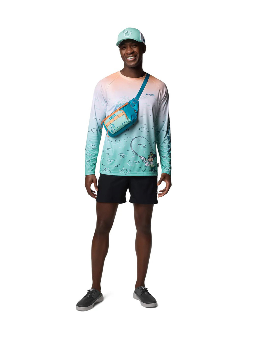 Playera Columbia para hombre de manga larga con degradado blanco a turquesa y dibujo de Mickey Mouse pescando.