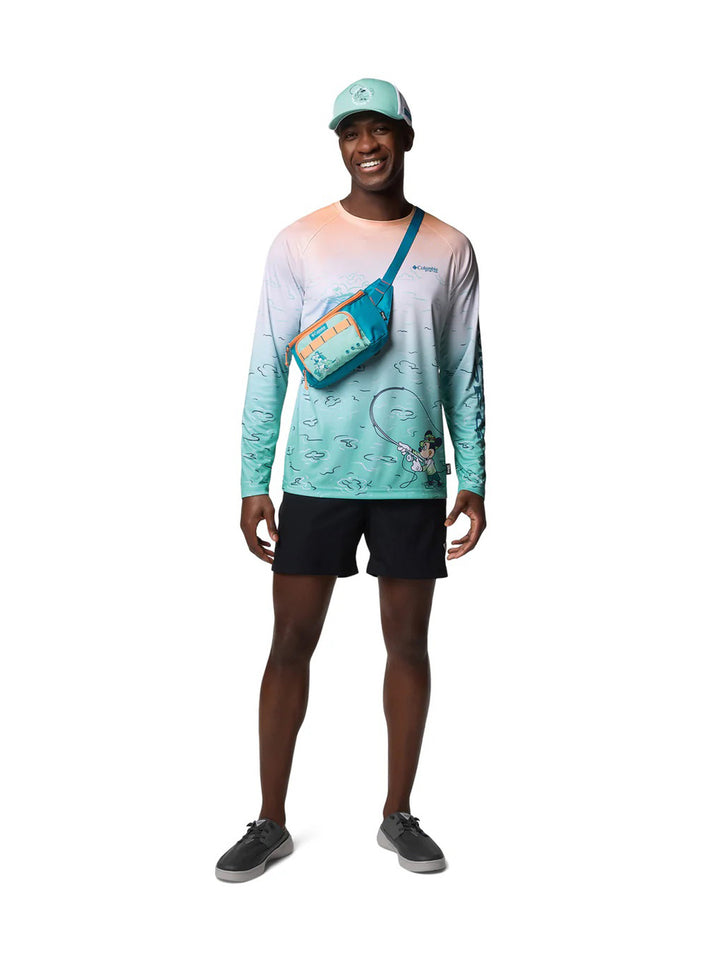 Playera Columbia para hombre de manga larga con degradado blanco a turquesa y dibujo de Mickey Mouse pescando.
