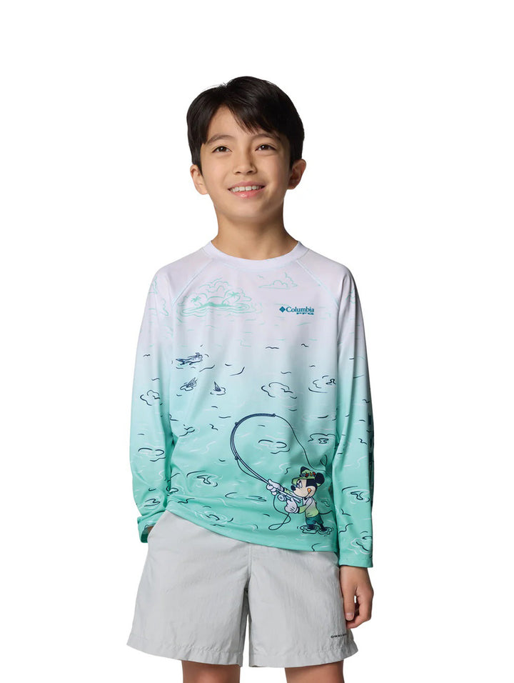 Niño vistiendo playera Columbia de manga larga con degradado de blanco a turquesa y estampado de pesca.
