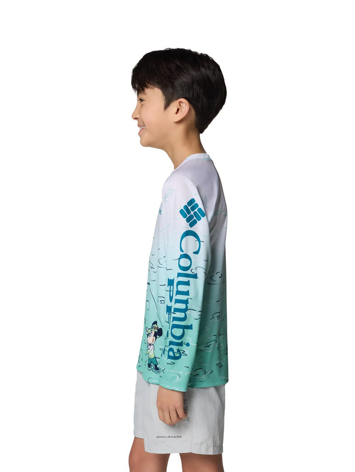 Niño vistiendo playera Columbia de manga larga con degradado de blanco a turquesa y estampado de pesca.