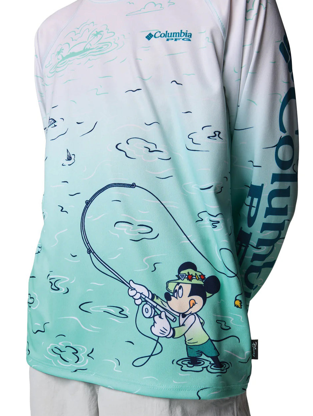 Niño vistiendo playera Columbia de manga larga con degradado de blanco a turquesa y estampado de pesca.