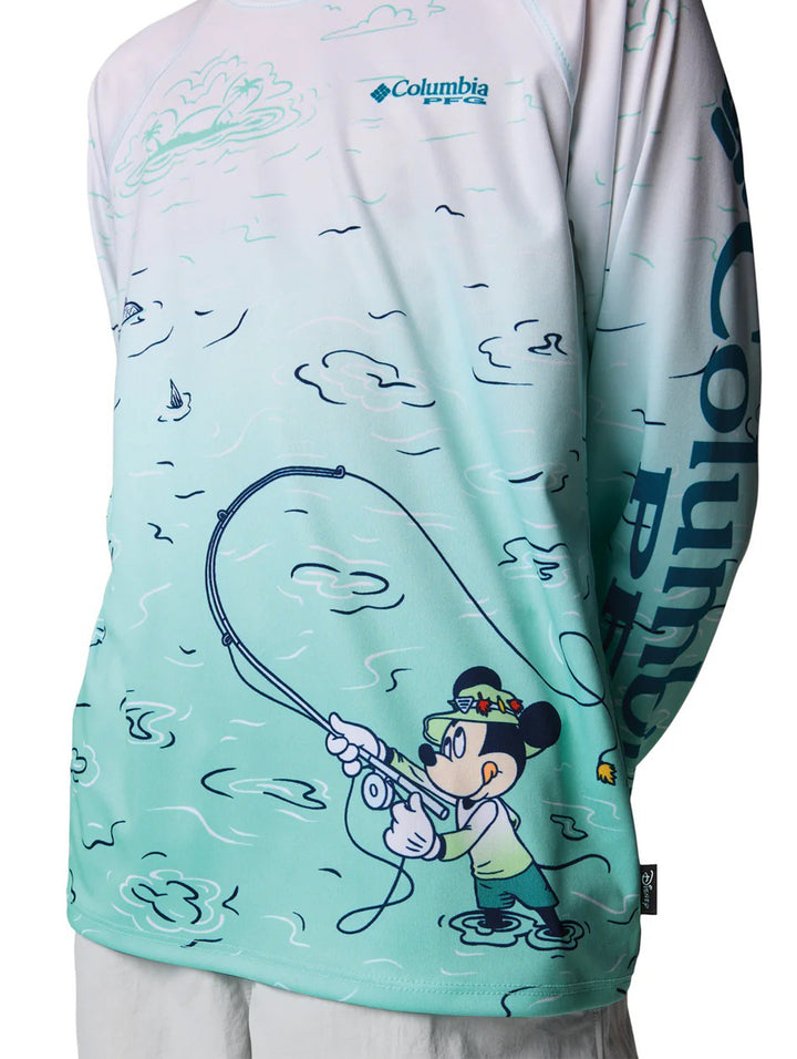 Niño vistiendo playera Columbia de manga larga con degradado de blanco a turquesa y estampado de pesca.